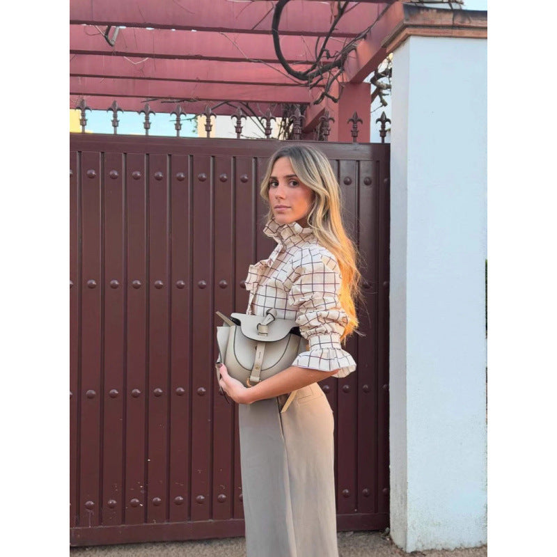 Dammars rutblus med volangdetaljer och knap stängning Mirla-Eva Jonsson