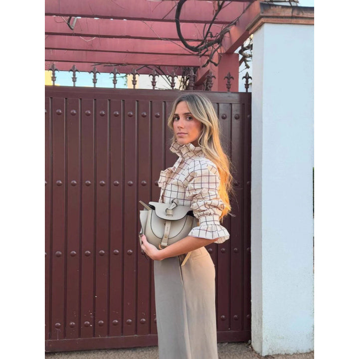 Dammars rutblus med volangdetaljer och knap stängning Mirla-Eva Jonsson