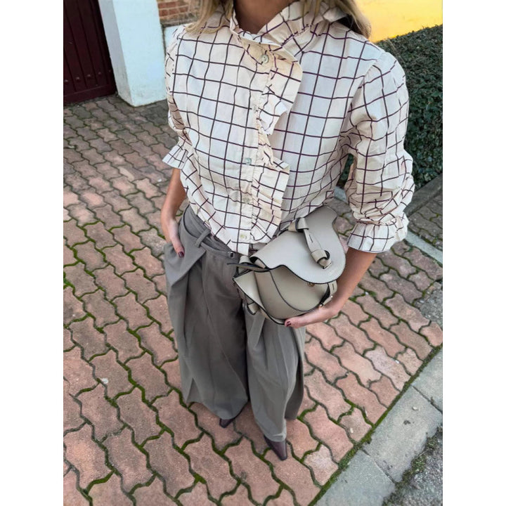 Dammars rutblus med volangdetaljer och knap stängning Mirla-Eva Jonsson