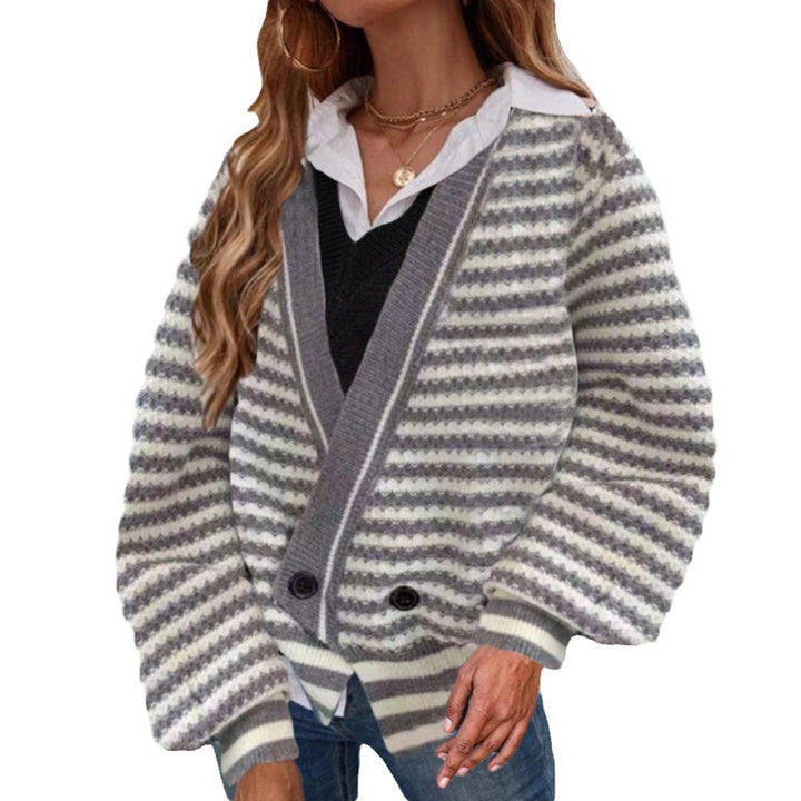 Dammens Grovstickad Cardigan med V-Hals och Moderna Ränder Mirla-Eva Jonsson