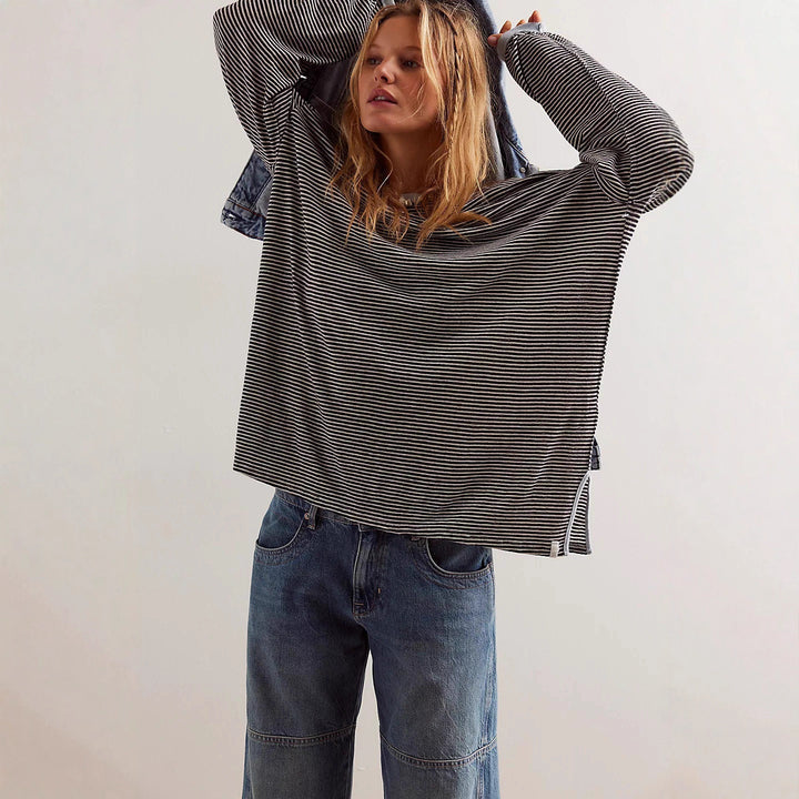 Dammens avslappnade oversize-tröja med ränder Mirla-Eva Jonsson