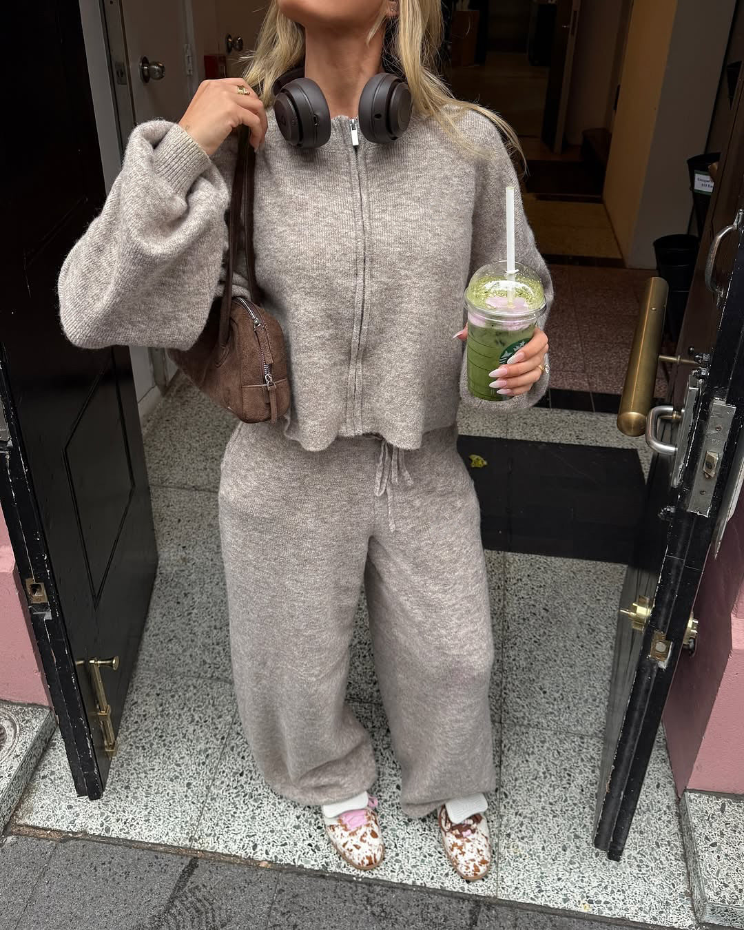 Dammens mysiga tvådelade kostym med kort sweatshirtjacka och vida byxor Mirla-Eva Jonsson