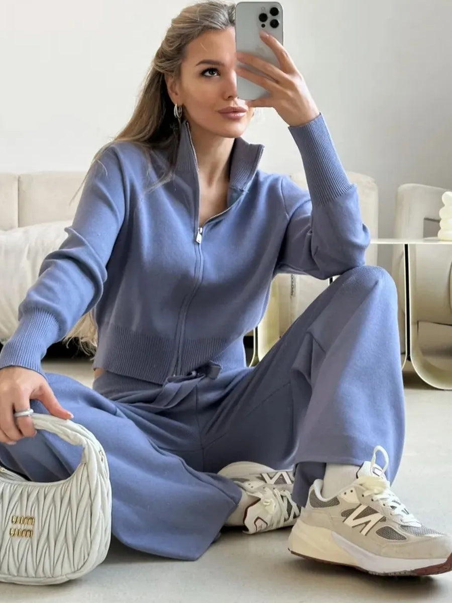 Dammens mysiga tvådelade kostym med kort sweatshirtjacka och vida byxor Mirla-Eva Jonsson