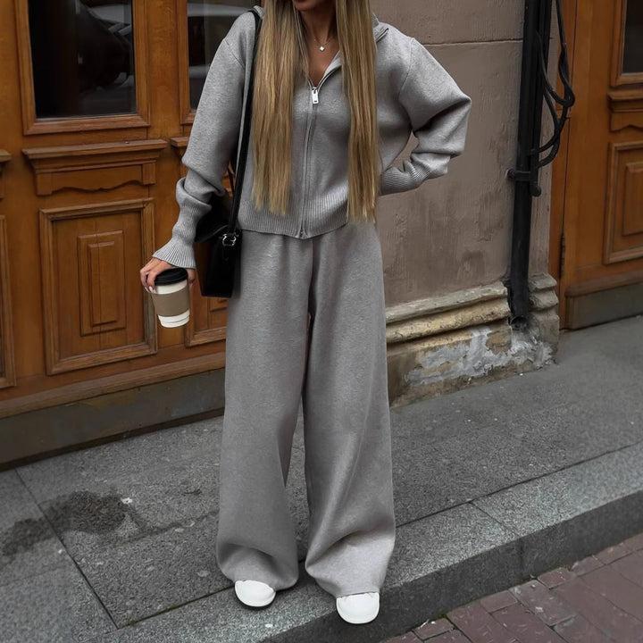 Dammens mysiga tvådelade kostym med kort sweatshirtjacka och vida byxor Mirla-Eva Jonsson