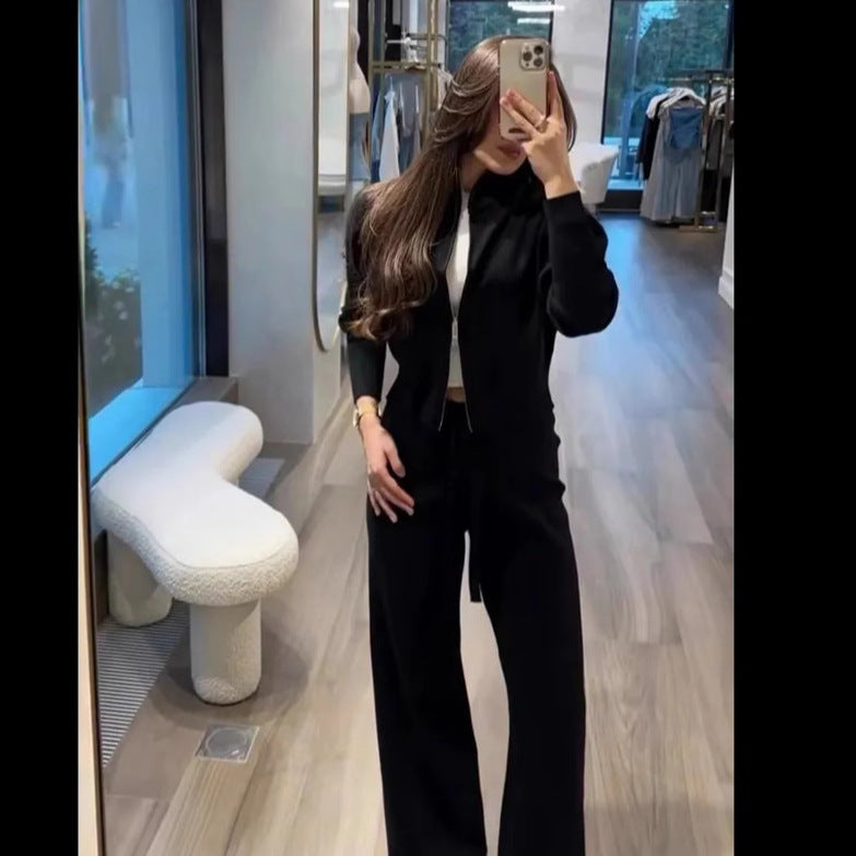 Dammens mysiga tvådelade kostym med kort sweatshirtjacka och vida byxor Mirla-Eva Jonsson