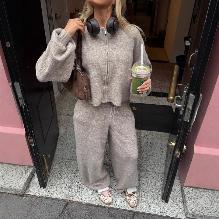 Dammens mysiga tvådelade kostym med kort sweatshirtjacka och vida byxor Mirla-Eva Jonsson