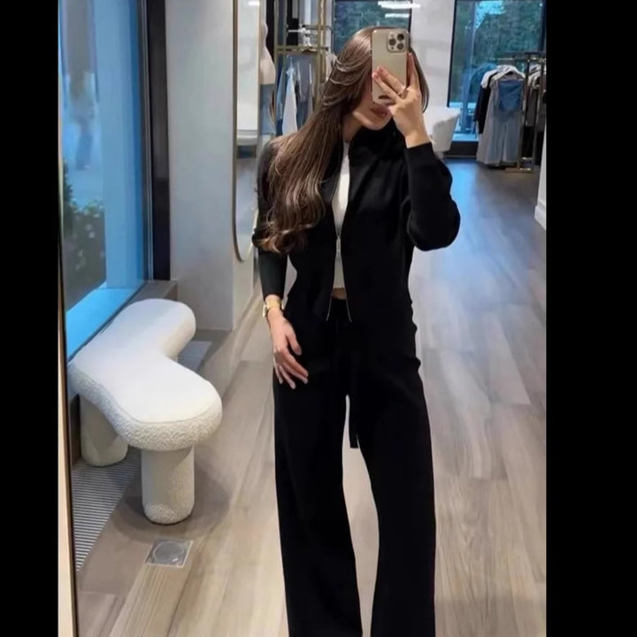 Dammens mysiga tvådelade kostym med kort sweatshirtjacka och vida byxor Mirla-Eva Jonsson