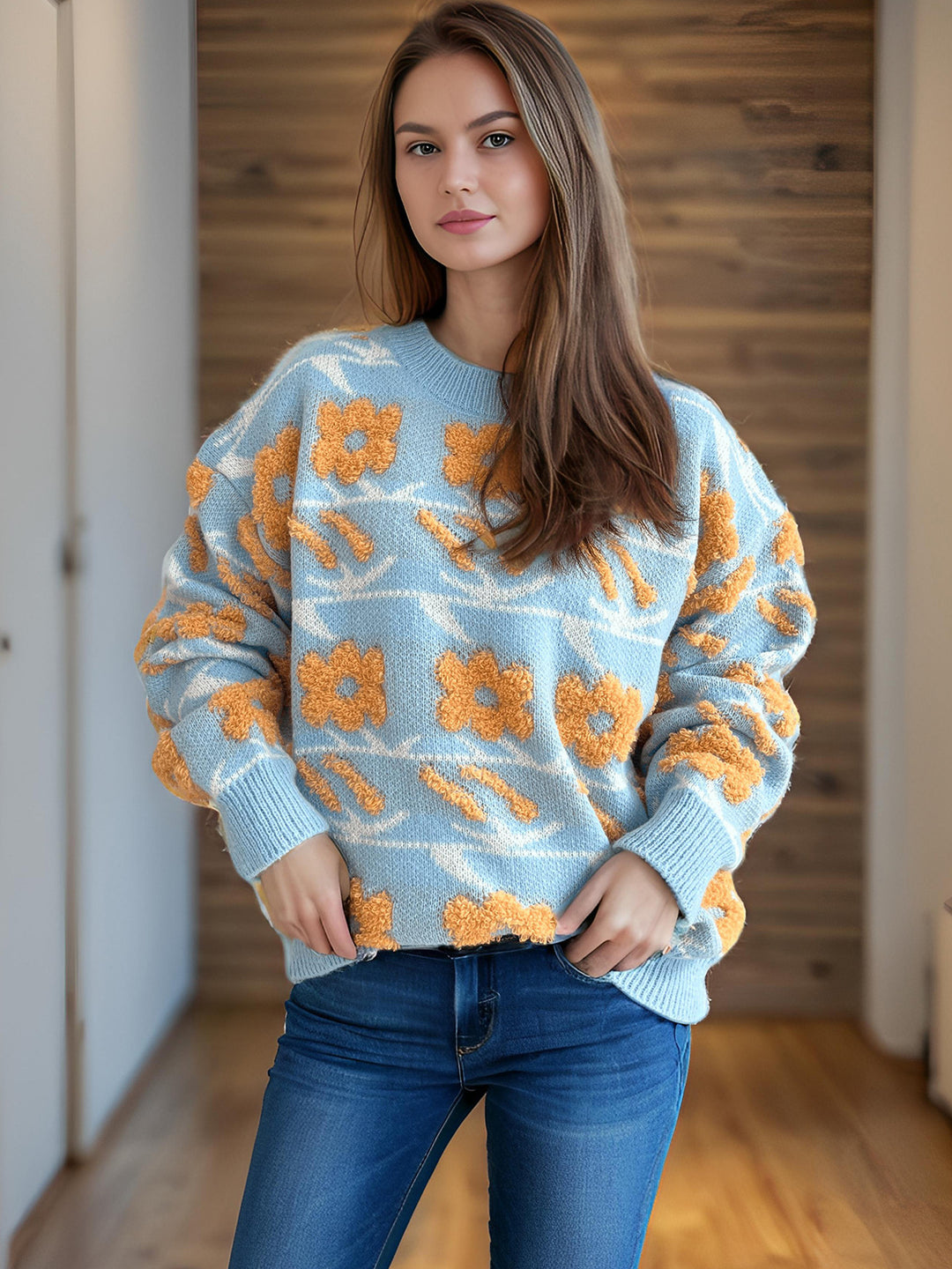 Dammens stickad tröja med blommönster och avslappnad passform Mirla-Eva Jonsson