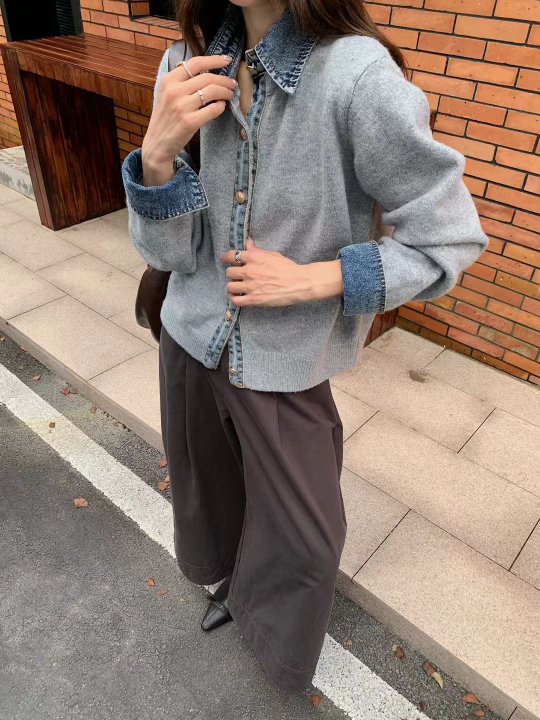 Dammode cardigan med innovativ krage och eleganta knappdetaljer Mirla-Eva Jonsson