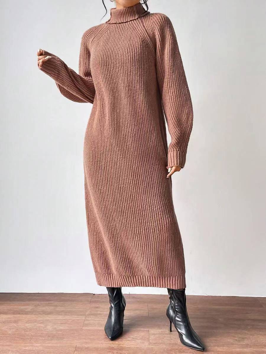 Dammode stickad klänning med hög krage och lös passform Mirla-Eva Jonsson