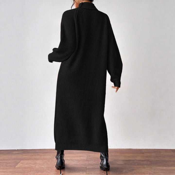 Dammode stickad klänning med hög krage och lös passform Mirla-Eva Jonsson