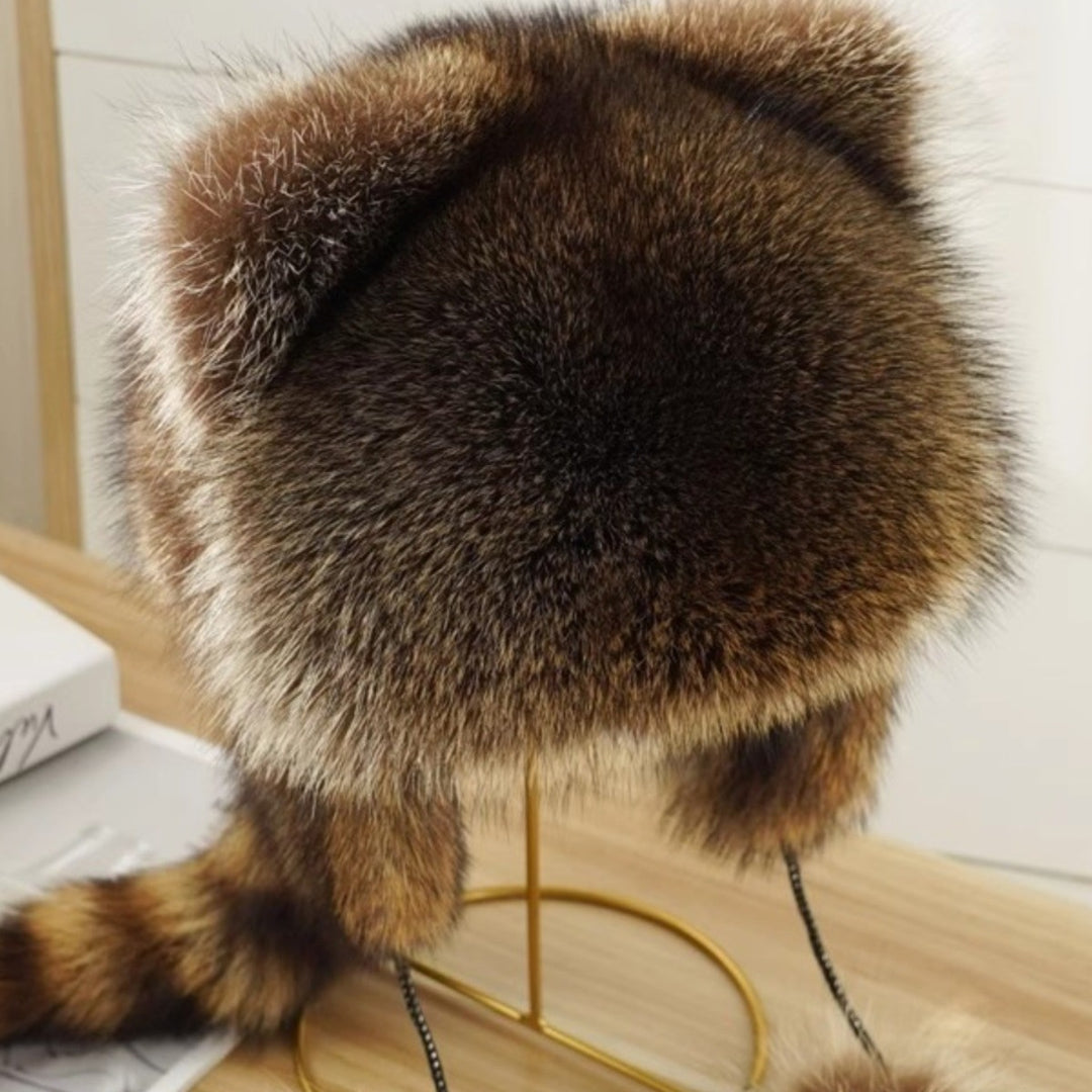 Dammoderna pälsmössa med öronskydd och pompom Mirla-Eva Jonsson