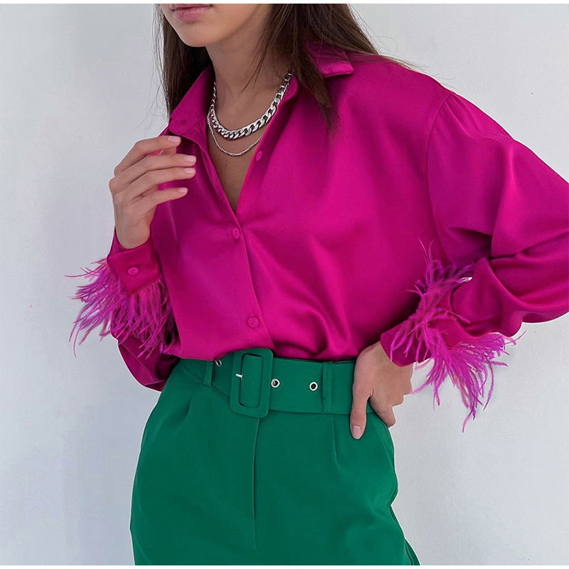Damn blus med extravaganta fjäderdetaile och skimrande satin Mirla-Eva Jonsson