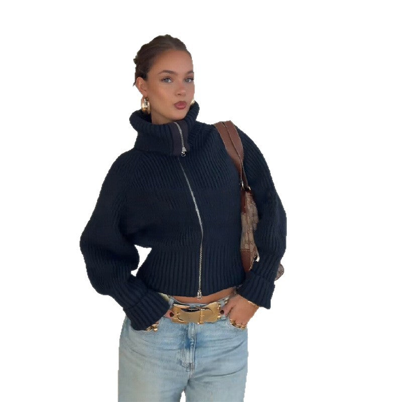 Damn stickad jacka med hög krage och modernt blixtlås Mirla-Eva Jonsson