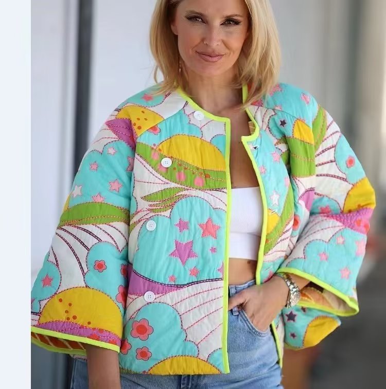 Damövergångsjacka med glad blomsterdesign och praktiska knappdetaljer Mirla-Eva Jonsson