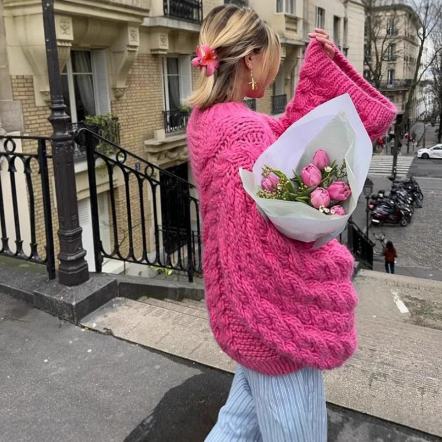 Damoversize stickad tröja med flätstickmönster Mirla-Eva Jonsson