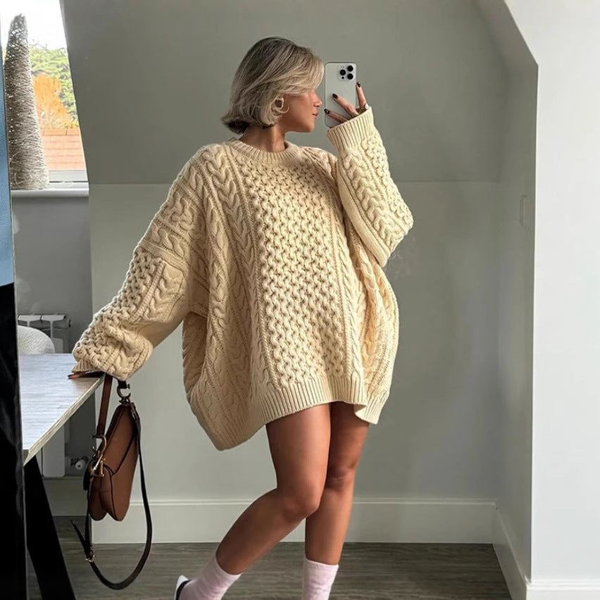 Damoversize stickad tröja med flätstickmönster Mirla-Eva Jonsson