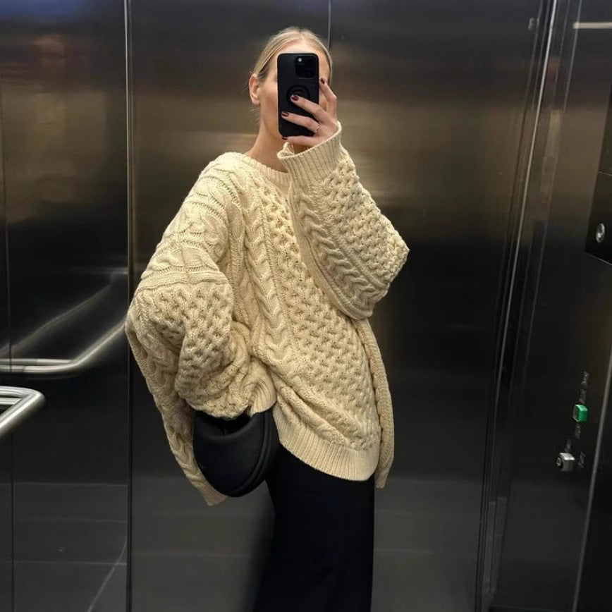 Damoversize stickad tröja med flätstickmönster Mirla-Eva Jonsson