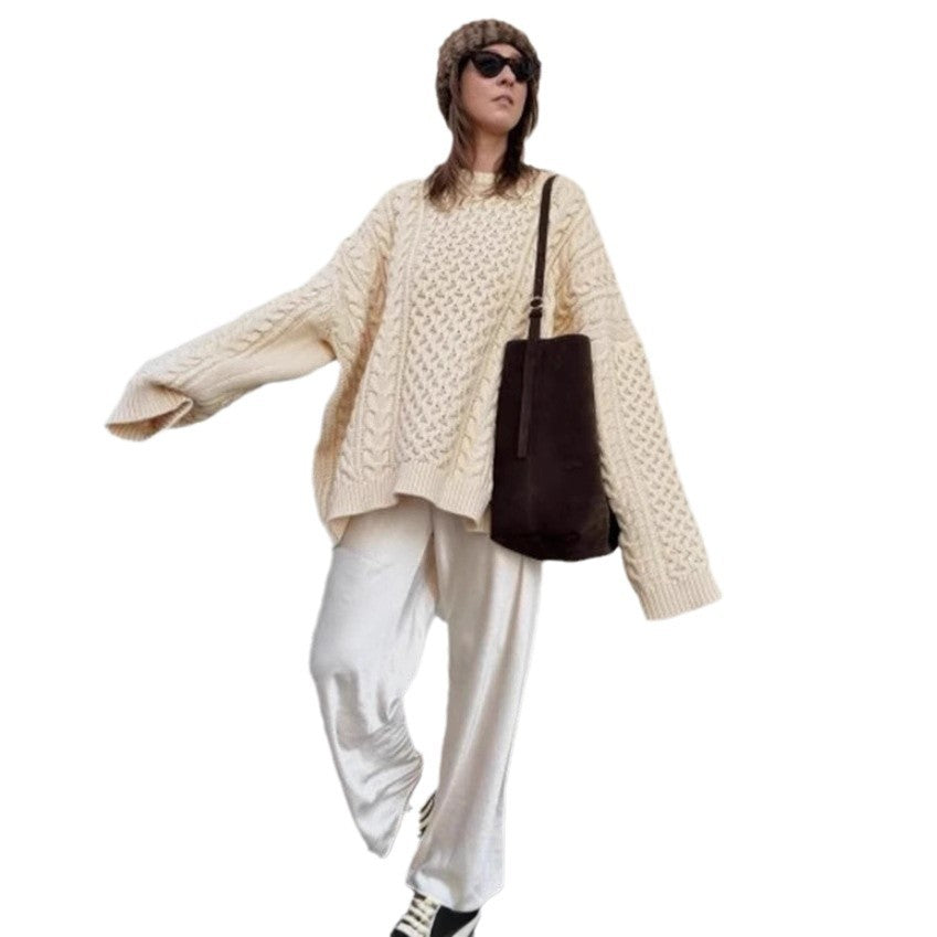 Damoversize stickad tröja med flätstickmönster Mirla-Eva Jonsson