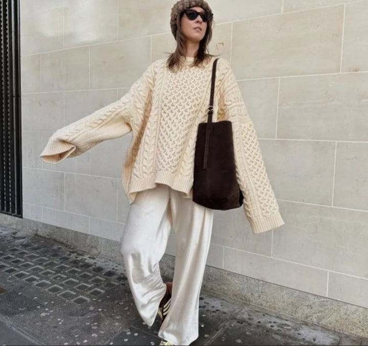Damoversize stickad tröja med flätstickmönster Mirla-Eva Jonsson