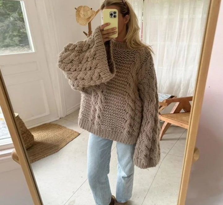 Damoversize stickad tröja med flätstickmönster Mirla-Eva Jonsson