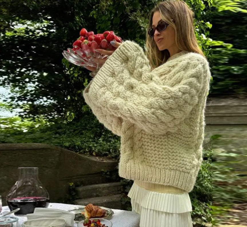 Damoversize stickad tröja med flätstickmönster Mirla-Eva Jonsson