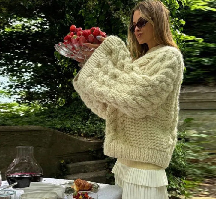 Damoversize stickad tröja med flätstickmönster Mirla-Eva Jonsson