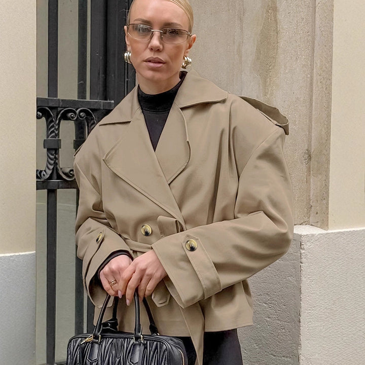 Damoversize trenchcoat med bred krage och dekorativa knapppdetaljer Mirla-Eva Jonsson