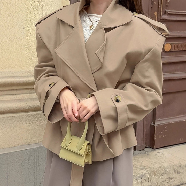 Damoversize trenchcoat med bred krage och dekorativa knapppdetaljer Mirla-Eva Jonsson