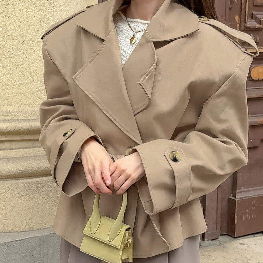 Damoversize trenchcoat med bred krage och dekorativa knapppdetaljer Mirla-Eva Jonsson