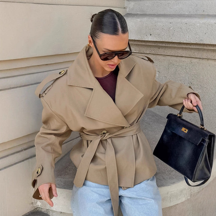 Damoversize trenchcoat med bred krage och dekorativa knapppdetaljer Mirla-Eva Jonsson