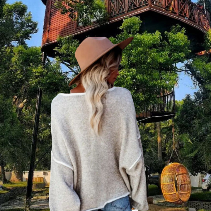 Damoversized stickad tröja med elegant off-shoulder design och moderiktiga rynkor Mirla-Eva Jonsson