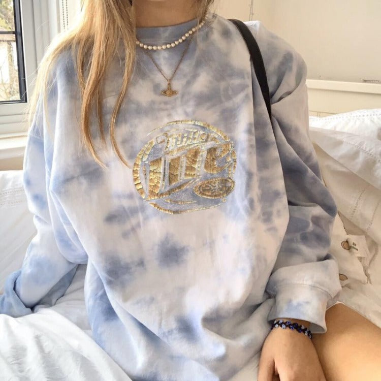 Damoversized sweatshirt med tidlöst tie-dye-mönster och glamoröst logotyp Mirla-Eva Jonsson