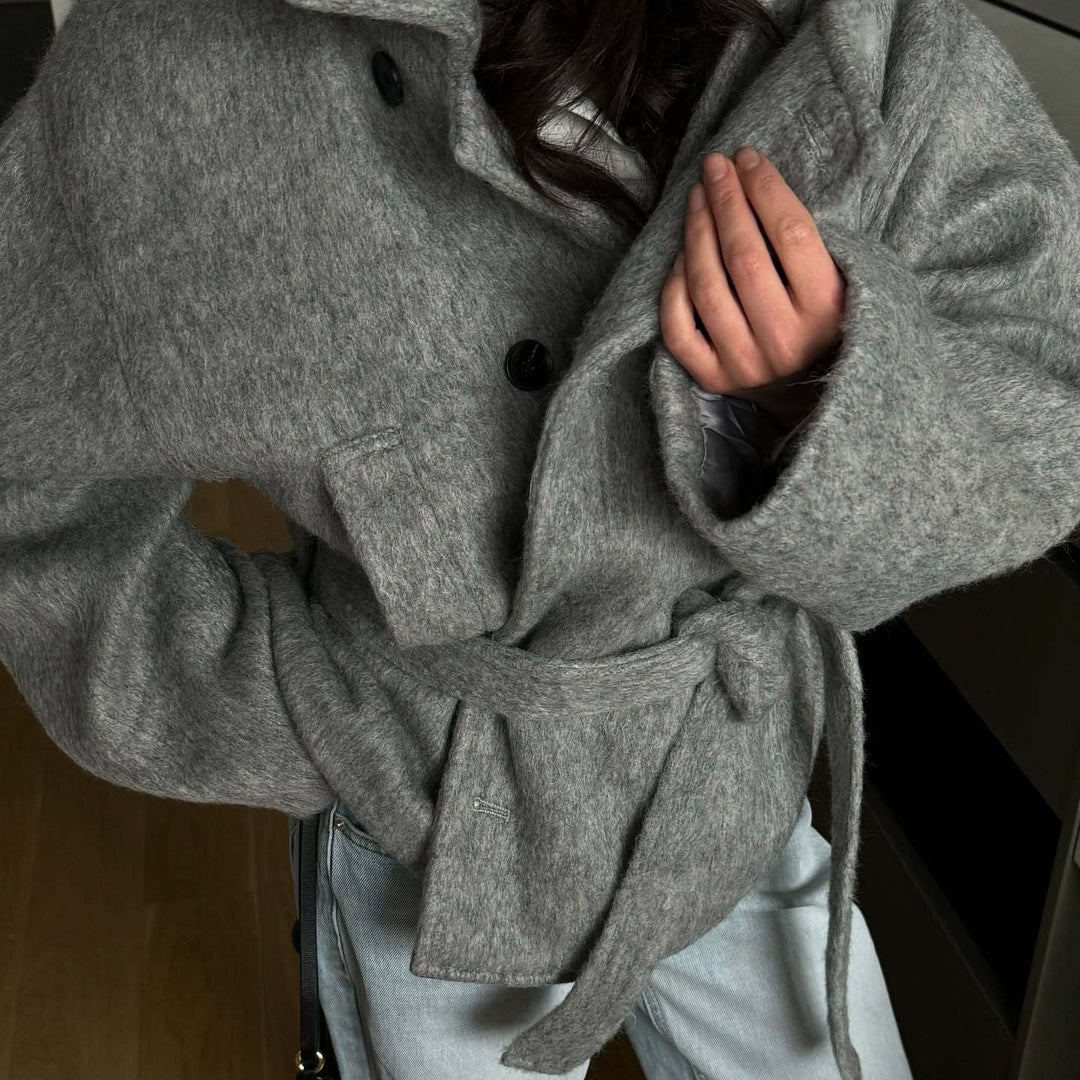 Damren Oversized Ulljacka med bindebälte och avslappnad passform Mirla-Eva Jonsson