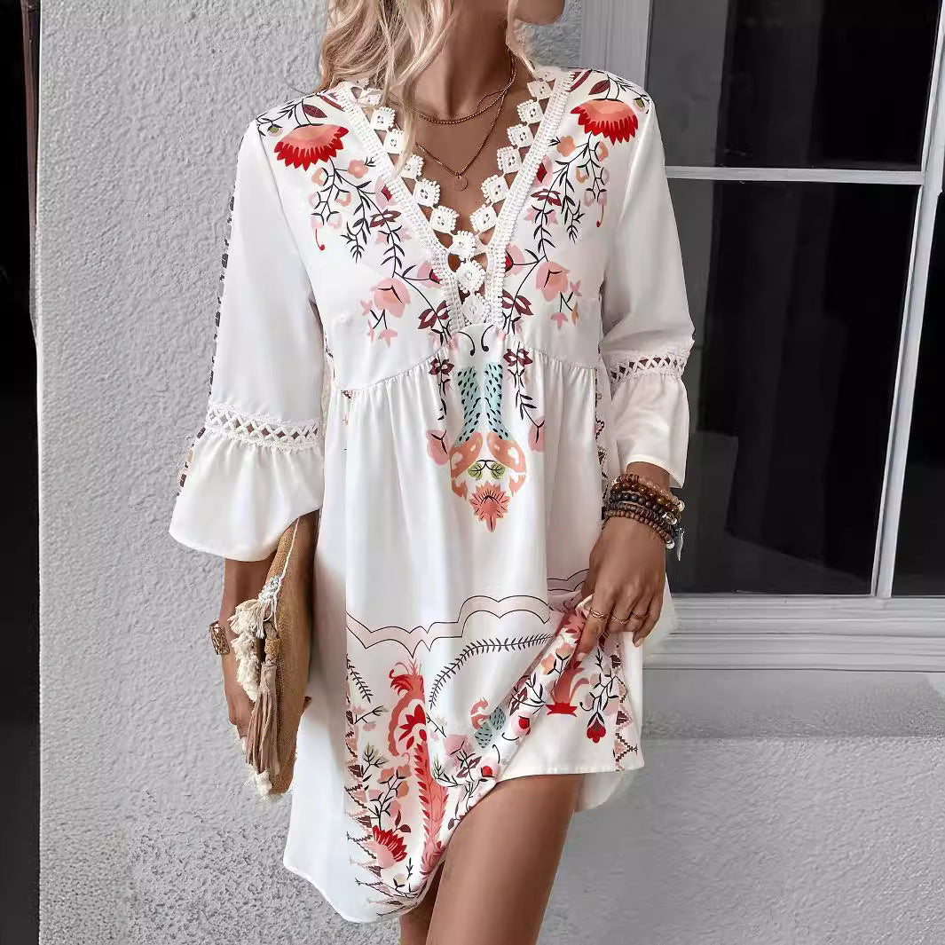 Dams Boho-inspirerad klänning med lekfulla broderidetaljer och mjukt flödande snitt Mirla-Eva Jonsson