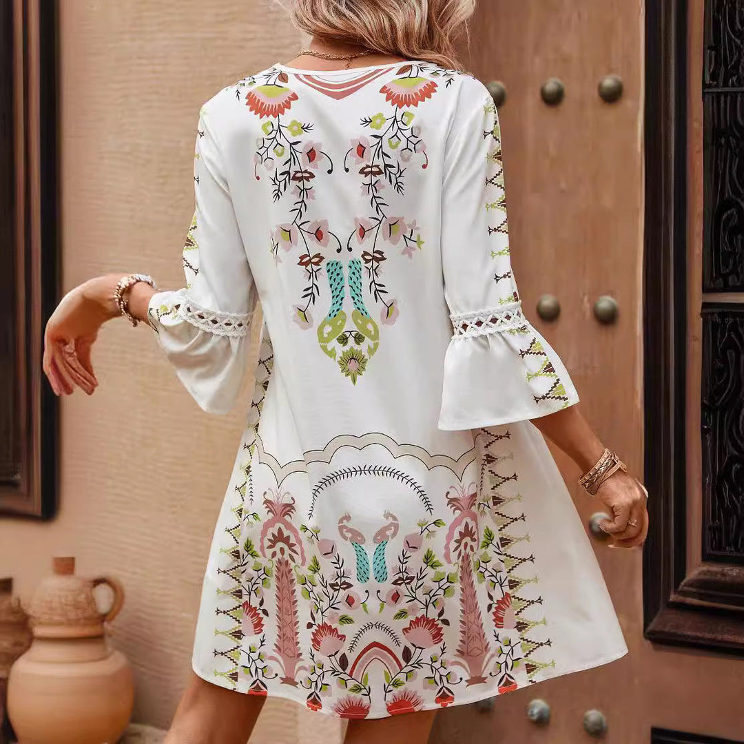 Dams Boho-inspirerad klänning med lekfulla broderidetaljer och mjukt flödande snitt Mirla-Eva Jonsson