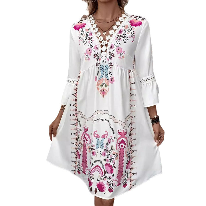Dams Boho-inspirerad klänning med lekfulla broderidetaljer och mjukt flödande snitt Mirla-Eva Jonsson
