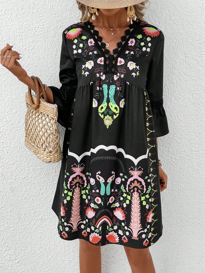 Dams Boho-inspirerad klänning med lekfulla broderidetaljer och mjukt flödande snitt Mirla-Eva Jonsson