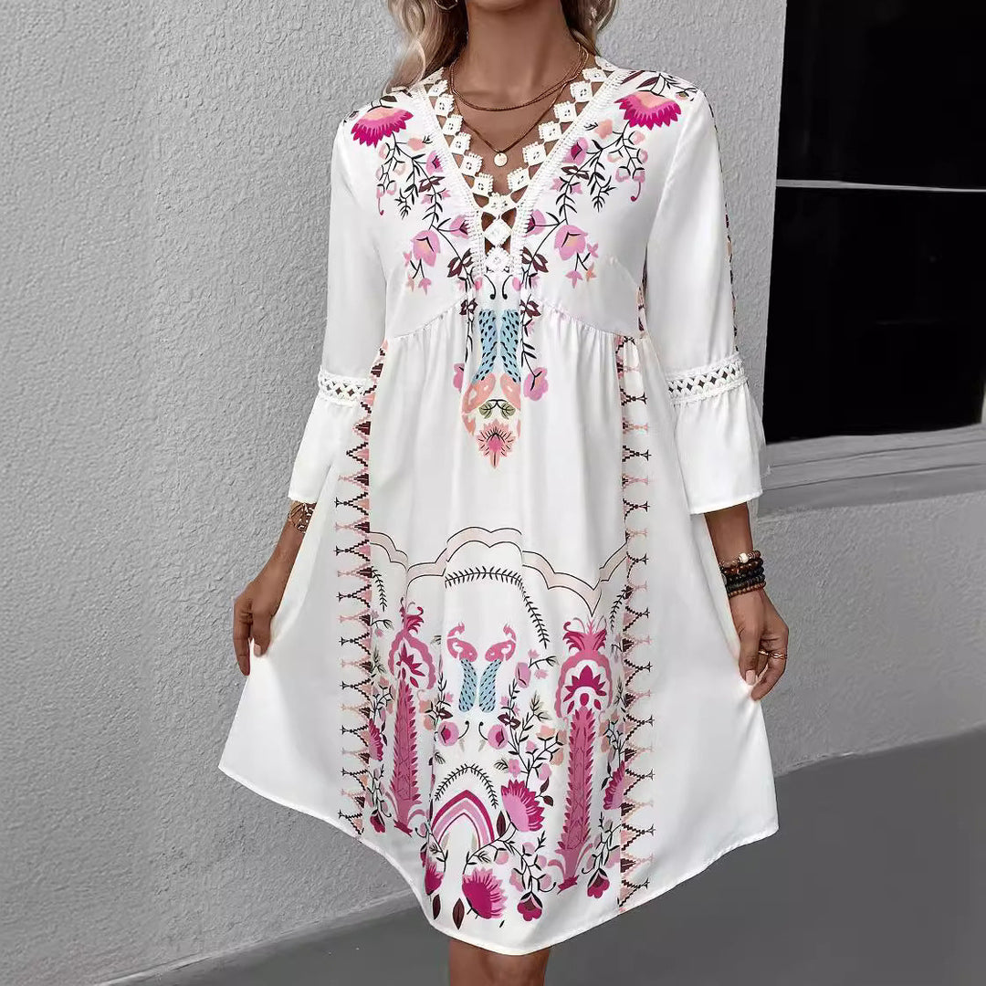 Dams Boho-inspirerad klänning med lekfulla broderidetaljer och mjukt flödande snitt Mirla-Eva Jonsson