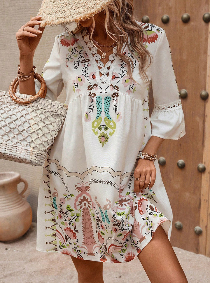 Dams Boho-inspirerad klänning med lekfulla broderidetaljer och mjukt flödande snitt Mirla-Eva Jonsson