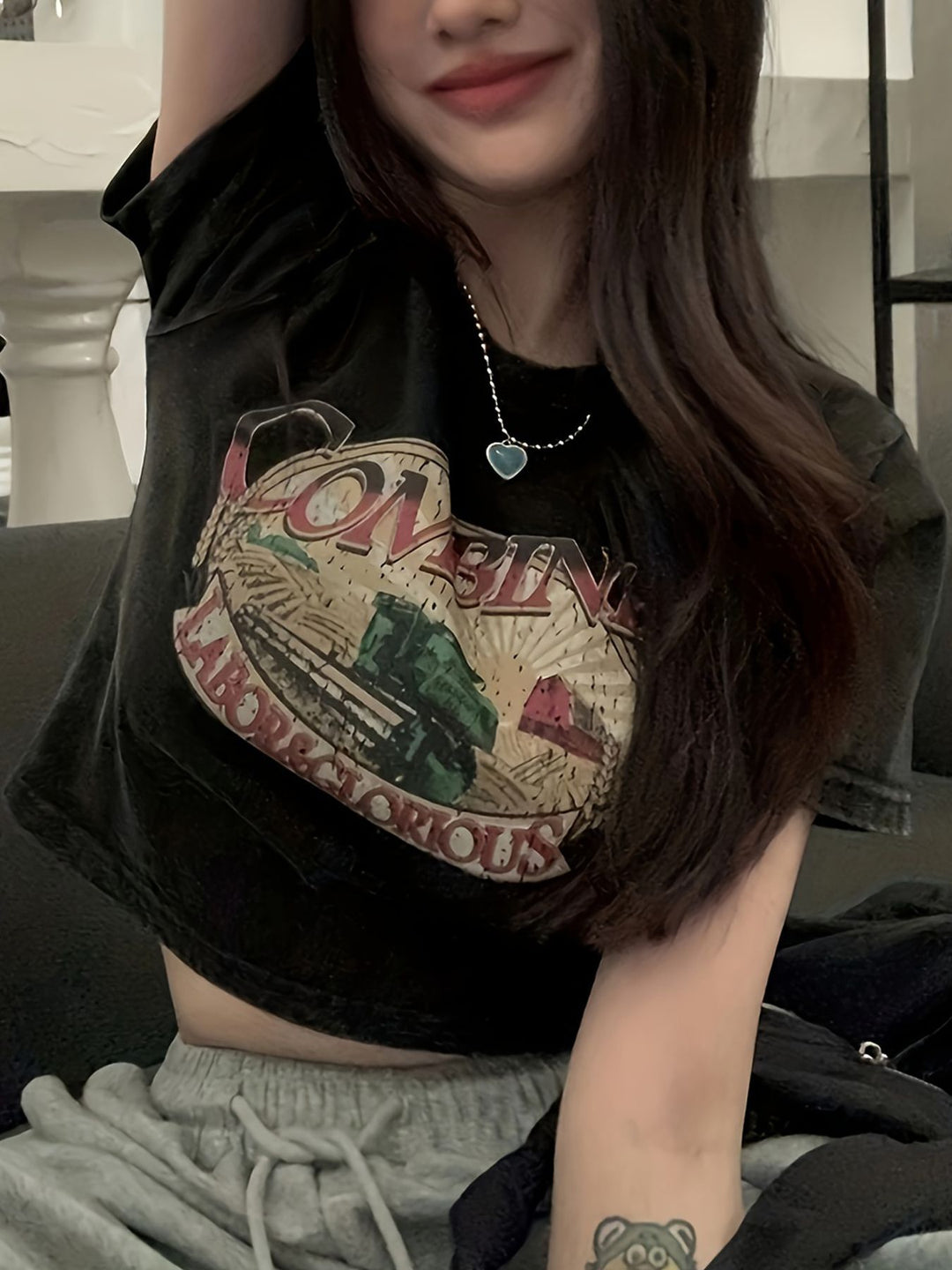 Dams Crop-T-Shirt med kreativt ögonmotiv och turnétryck Mirla-Eva Jonsson