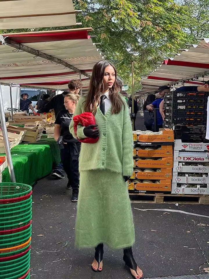 Dams Elegant Cardigan och Kjol av Mirla-Eva Jonsson