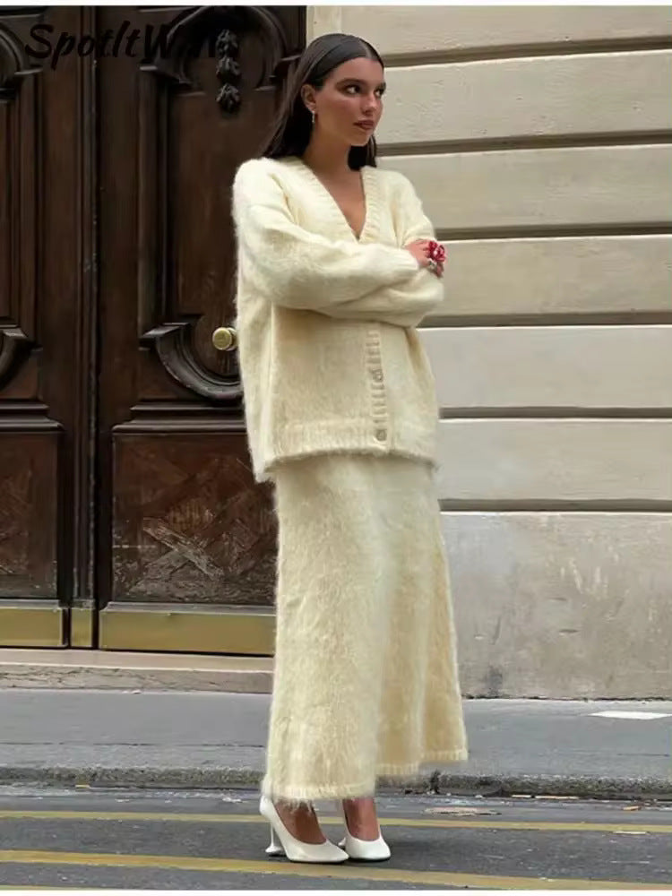 Dams Elegant Cardigan och Kjol av Mirla-Eva Jonsson