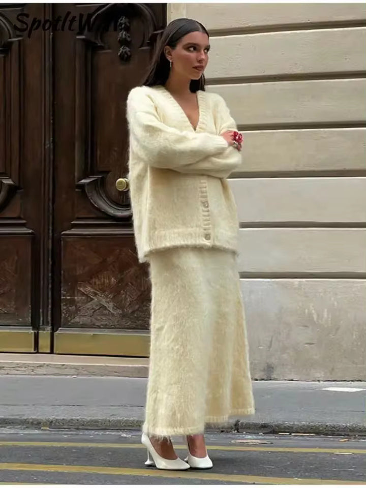 Dams Elegant Cardigan och Kjol av Mirla-Eva Jonsson