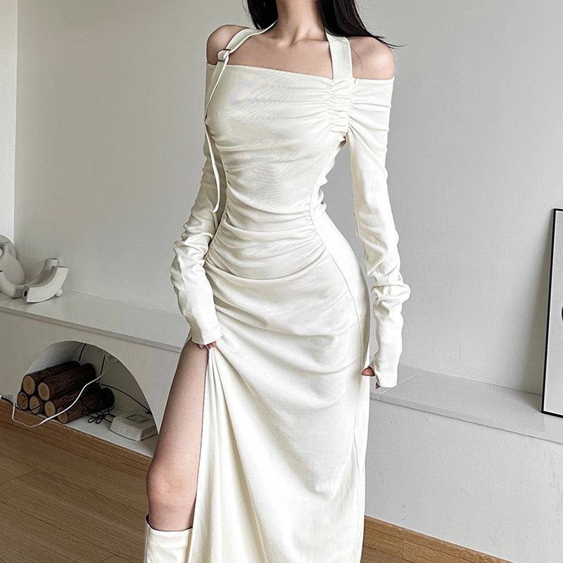 Dams Elegant Maxiklänning med asymmetrisk axeldesign och raffinerade volangdetaljer Mirla-Eva Jonsson