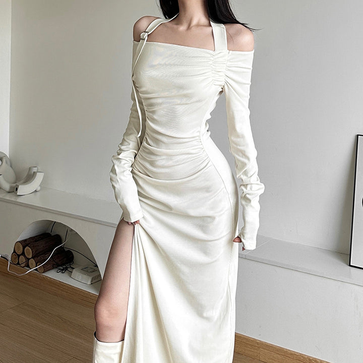 Dams Elegant Maxiklänning med asymmetrisk axeldesign och raffinerade volangdetaljer Mirla-Eva Jonsson