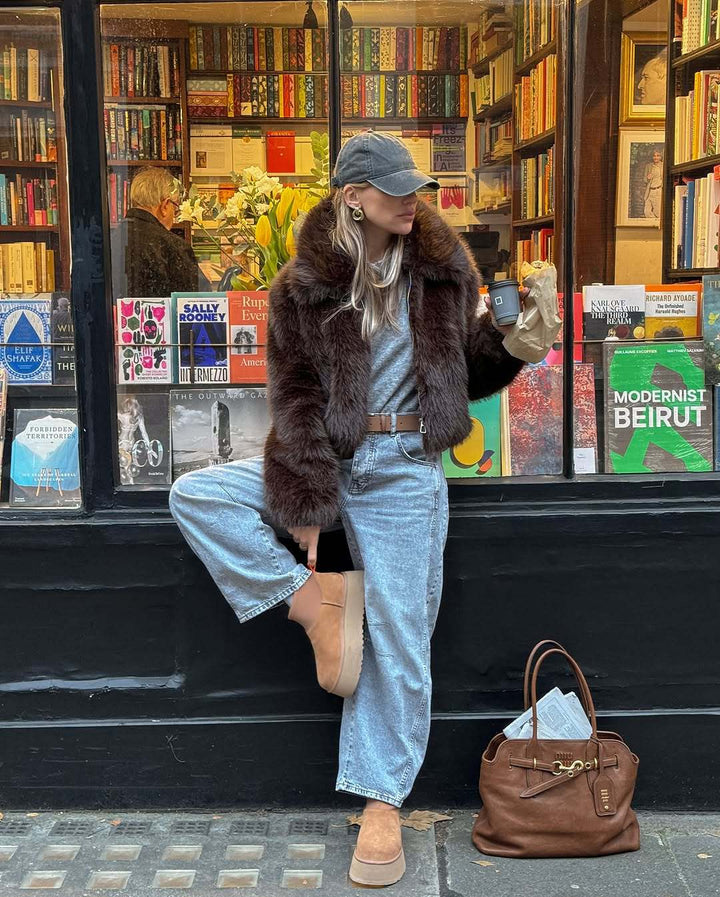 Dams Fashionabel Konstpälsjacka med cropped snitt och voluminösa ärmar Mirla-Eva Jonsson