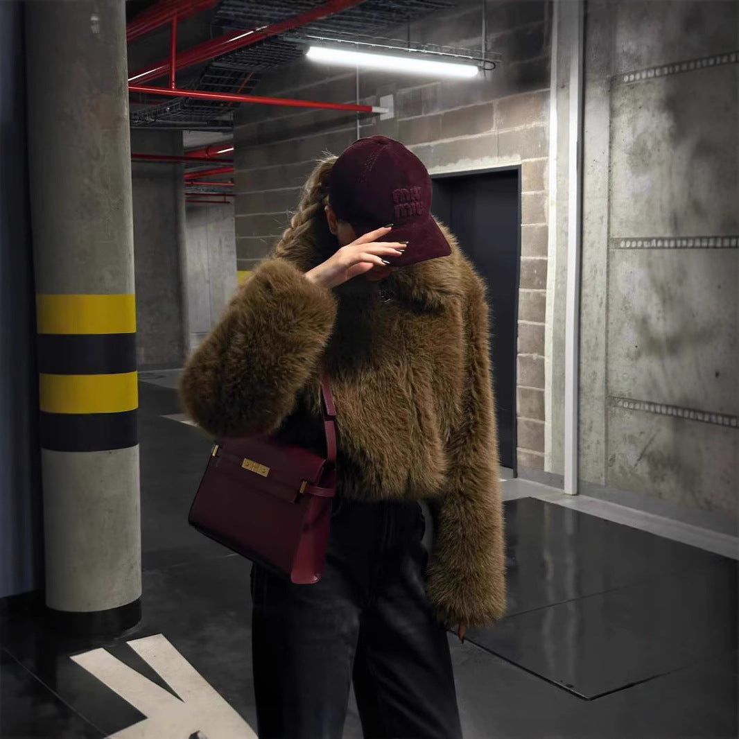 Dams Fashionabel Konstpälsjacka med cropped snitt och voluminösa ärmar Mirla-Eva Jonsson