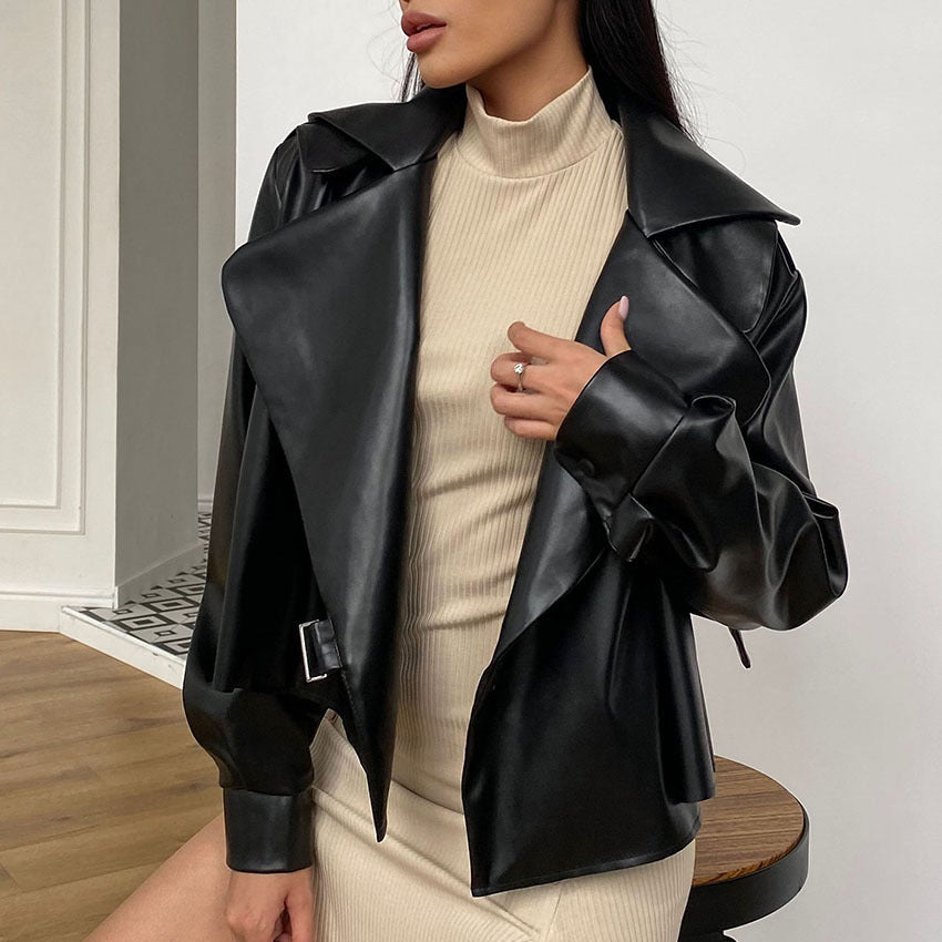 Dams Fashionable Konstläderjacka med elegant slagkrage och asymmetrisk skärning Mirla-Eva Jonsson