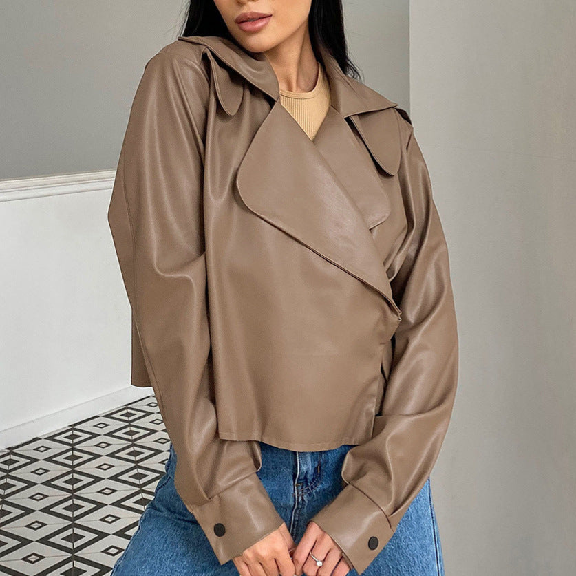 Dams Fashionable Konstläderjacka med elegant slagkrage och asymmetrisk skärning Mirla-Eva Jonsson